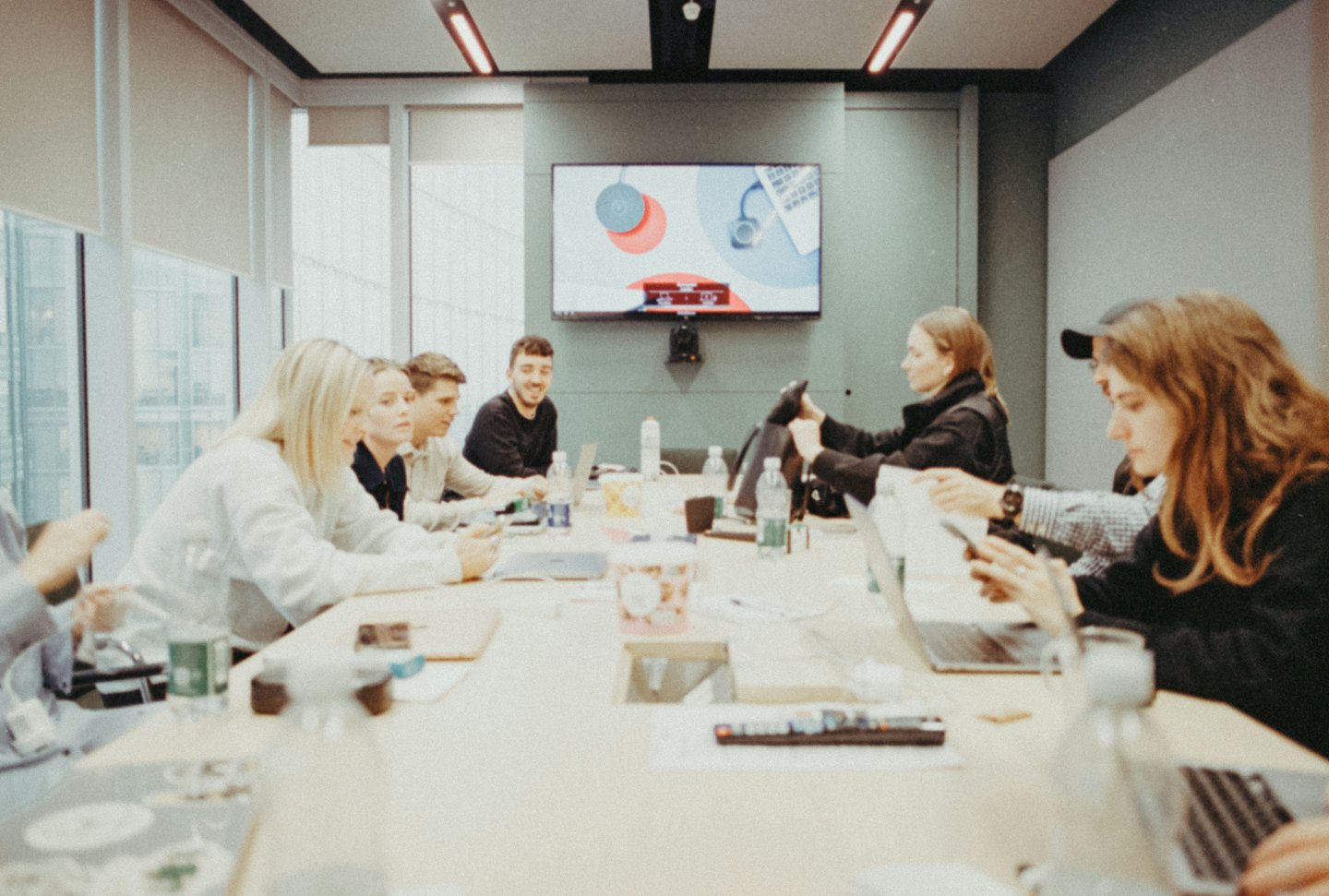 Professionaalid teevad sülearvutitega konverentsilaua taga koostööd.